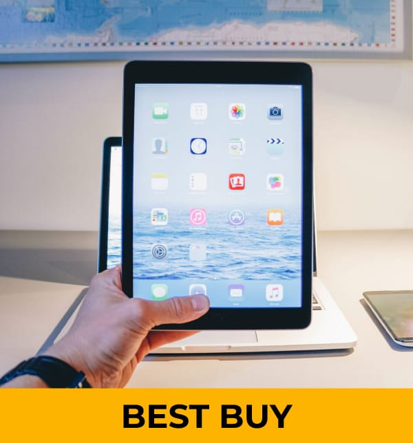 Estudiante utilizando una de las mejores tablets importadas de Estados Unidos para sus proyectos.