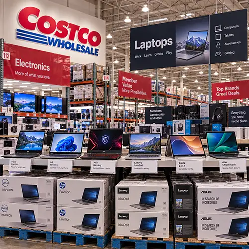 Sección de tecnología y laptops en Costco USA