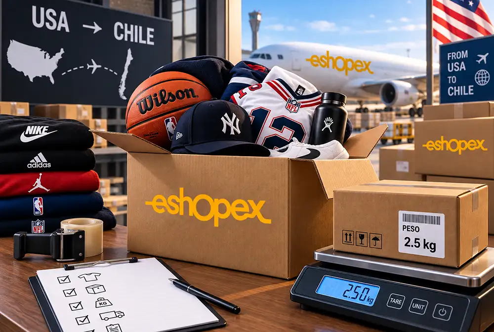 Báscula pesando paquete de eShopex con balones y gorras deportivas